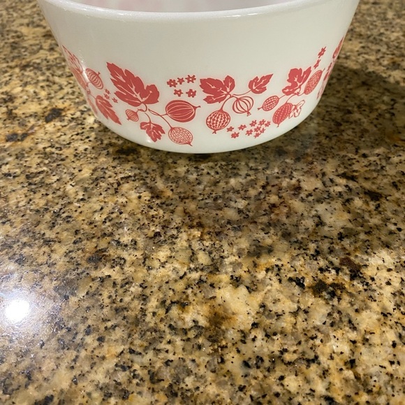 SOLD! PYREX GOOSEBERRY CASSEROLE DISH BOWL 474-B 11/2 QT PINK & WHITE NO LID - Picture 3 of 10